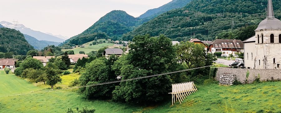 Cabane capter le temps au pied de l'église de Faverges-Seythenex