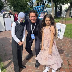 Photographie de martin Duplantier avec les deux jeunes enfants ukrainiens